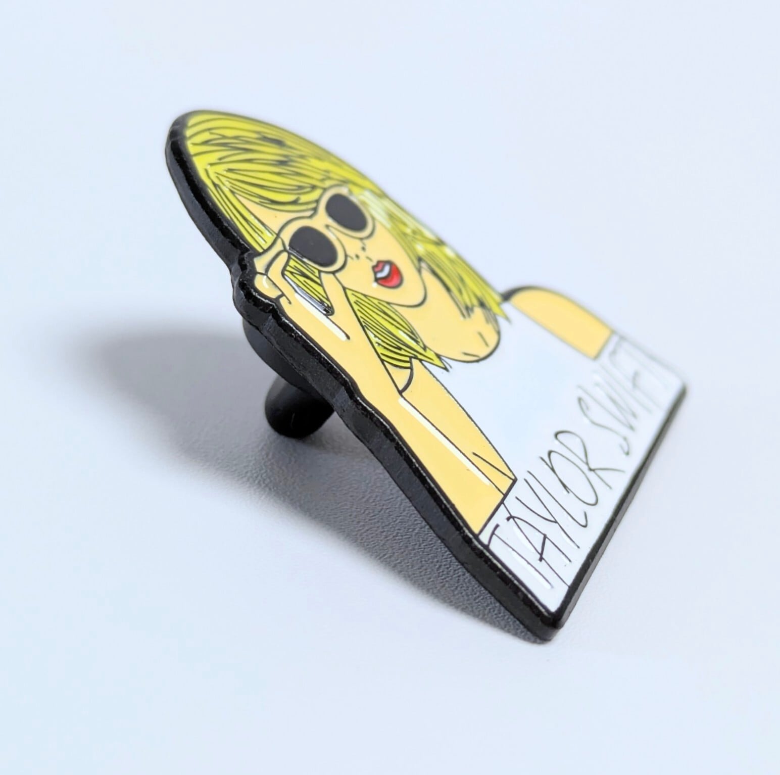 送料無料! ★ピンズ PINS★ピンバッジ 【 Taylor Swift( テイラースウィフト / スイフト )】 〚アメリカン雑貨 アメトイ〛