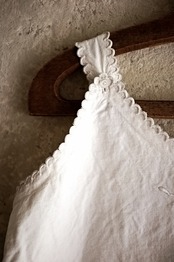 ラスト 1900s フランス 貝の行進と植物的カメオのあるモノグラムワンピース アンティーク