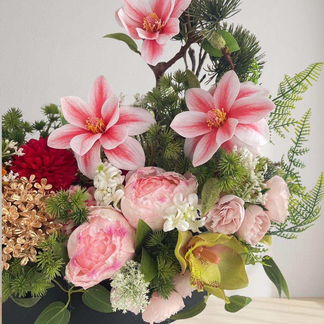 木蓮が咲き誇る オーバルモダンアレンジメント｜横長デザイン・光触媒