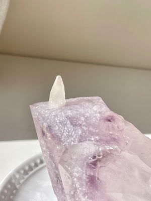 ブラジル産 カルサイトオンホワイトファントムアメシストツイン/ square calcite on amethyst twin