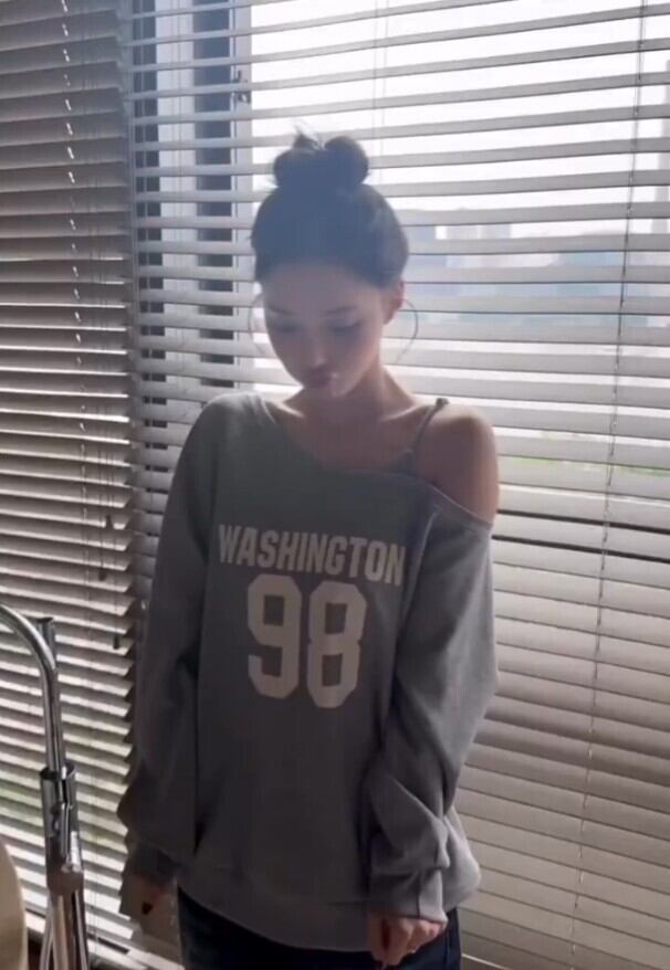 再入庫！！☆aespa ウィンター 着用！！98 Off-shoulder sweatshirt