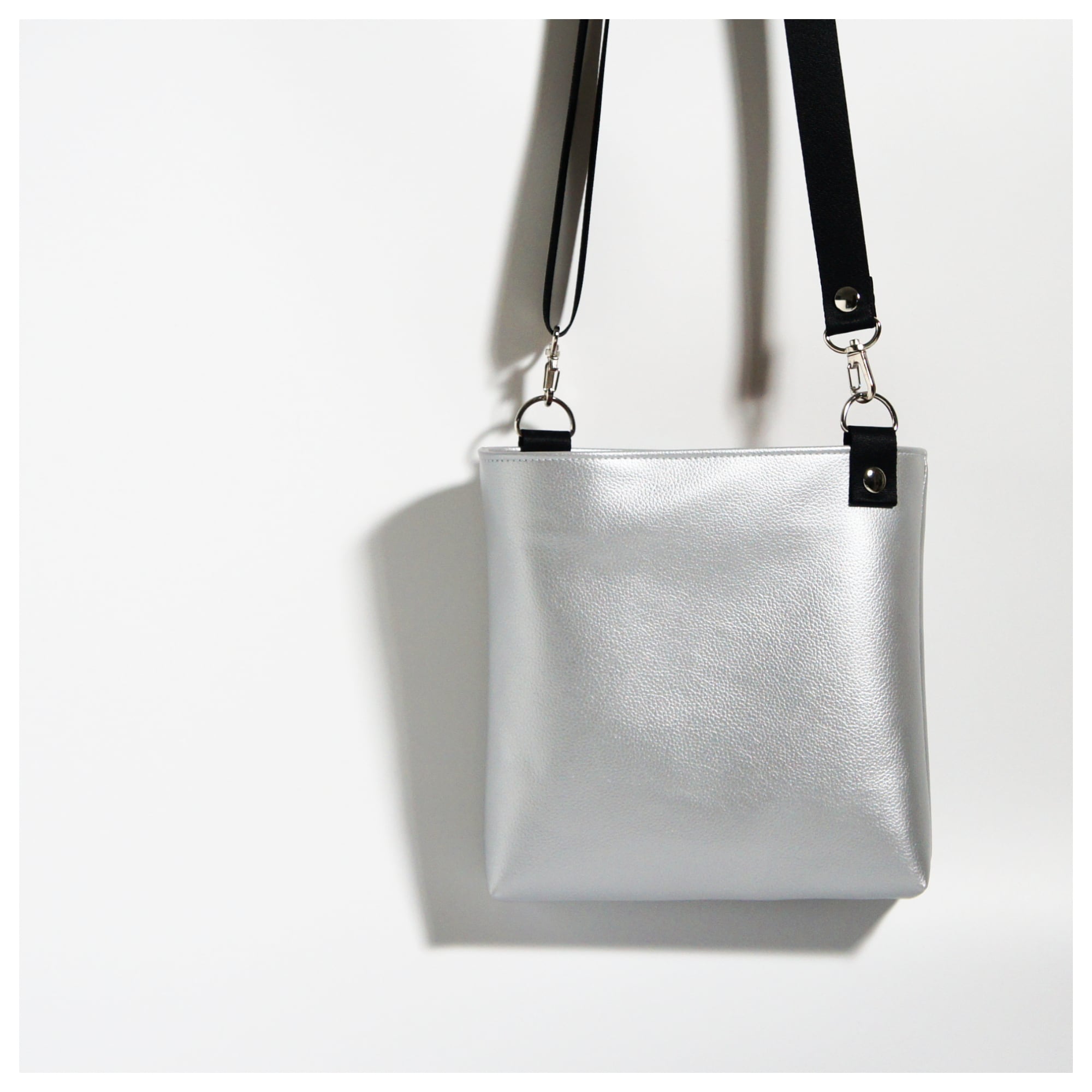 as couture アズ・クチュール  ICE SILVER サコッシュ レザー クラック加工 ショルダーバッグ シルバー レディース【中古】6-0318G∞ as couture