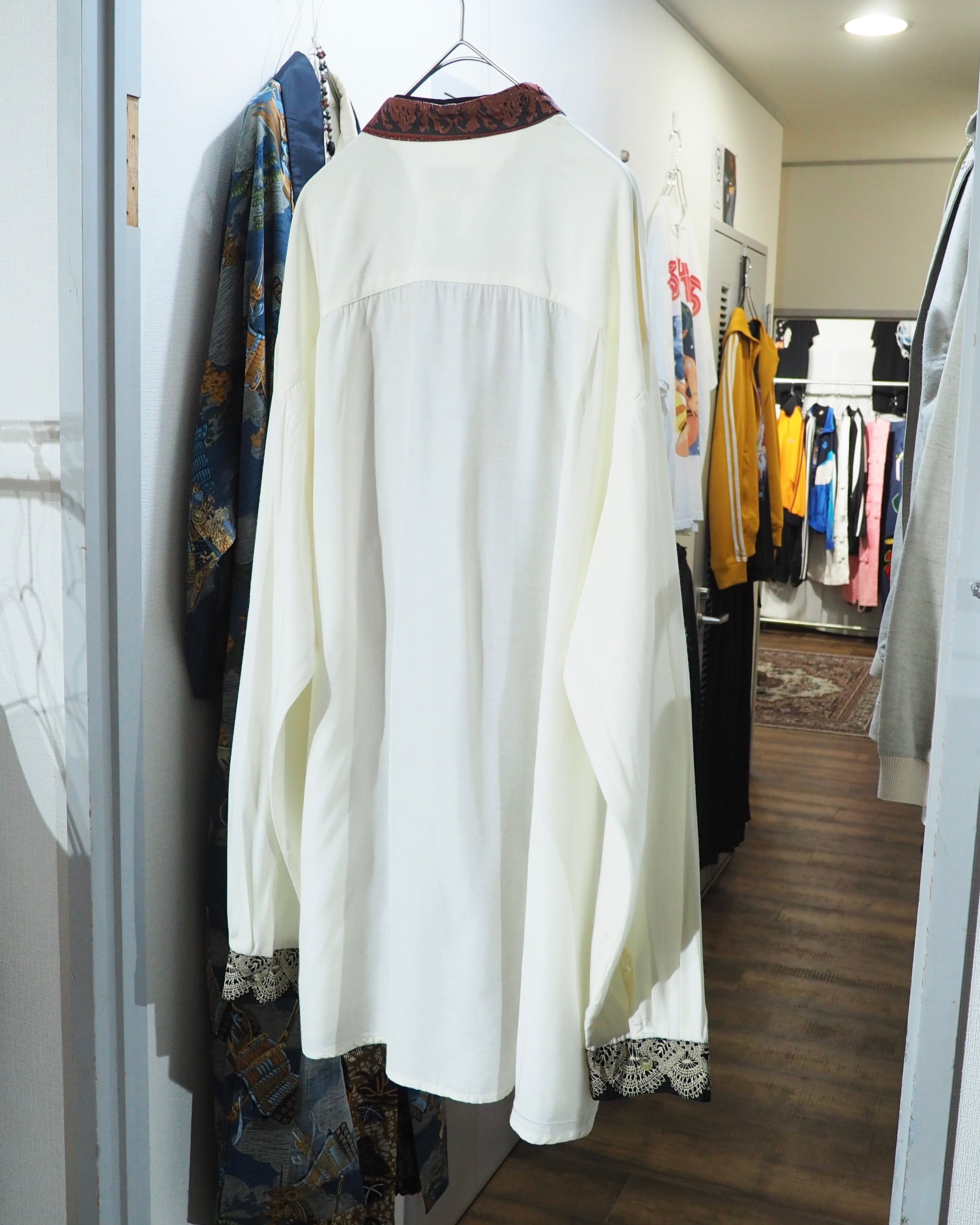 1980 - 90s Beautiful Arabesque × Crochet Lace pattern Switching vintage loose No collar shirt