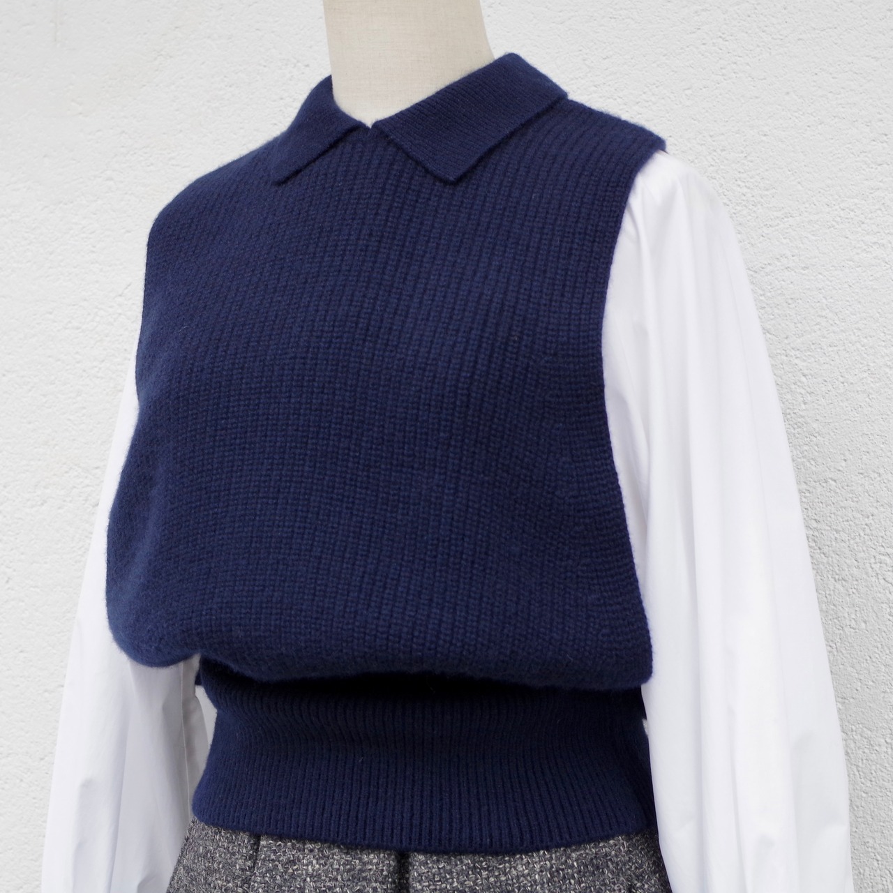 MAISON CARRÉE CASHMERE VEST "NAVY"