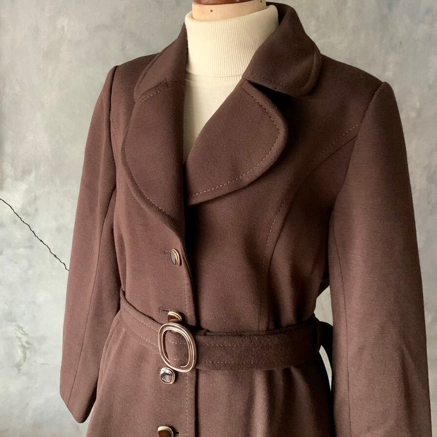 レトロなベルト付きダークブラウンコート | コルビジェ