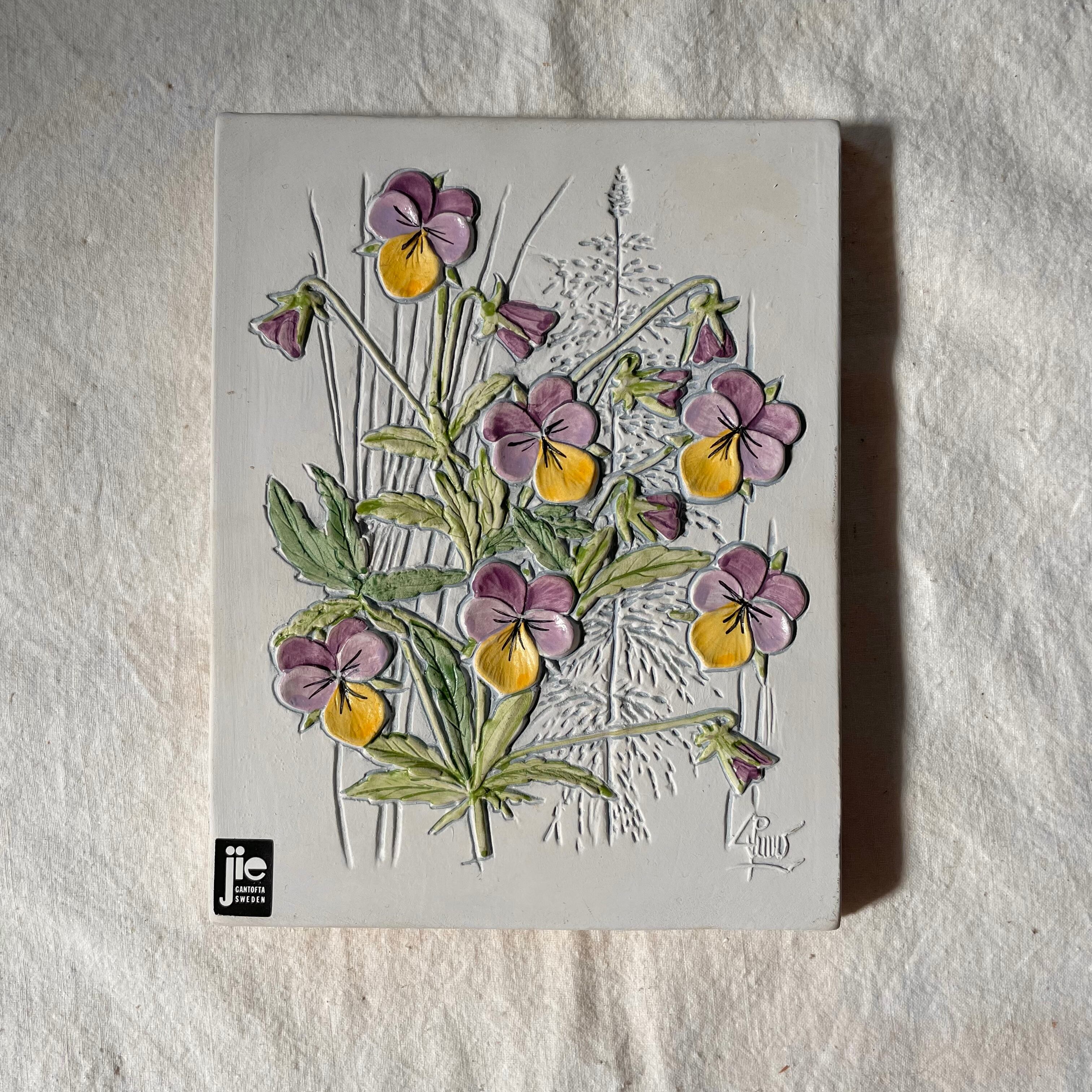 白地にビオラの花の陶板