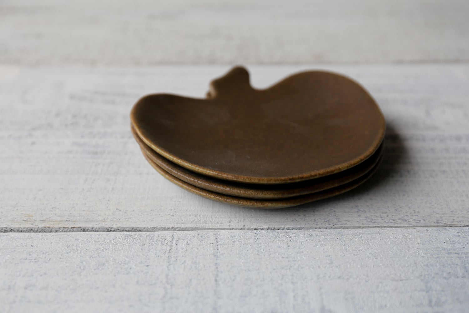 サビ釉 りんご皿 小 | 古谷製陶所