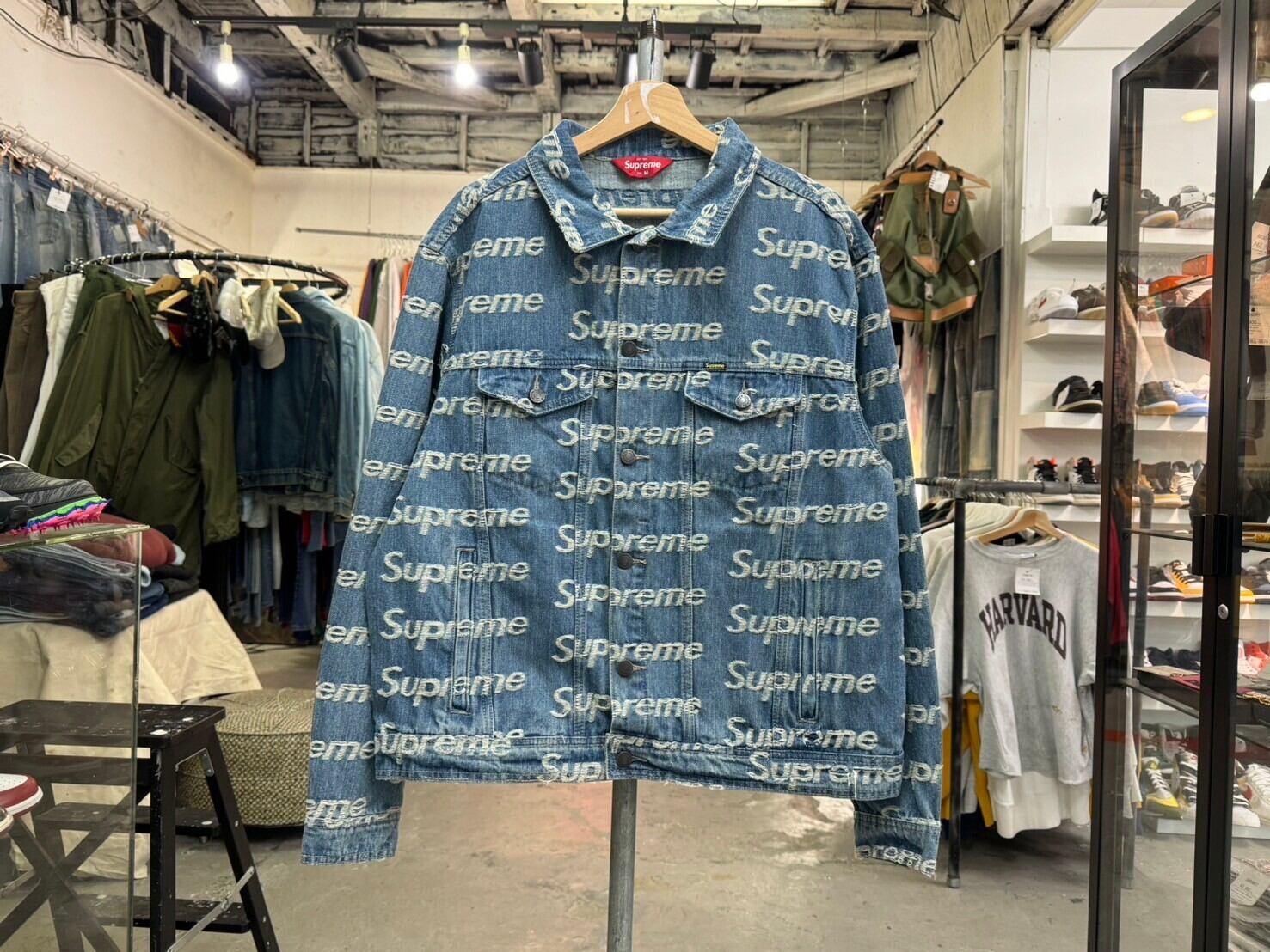 Supreme FRAYED LOGOS DENIM TRUCKER JACKET BLUE MEDIUM 58087  