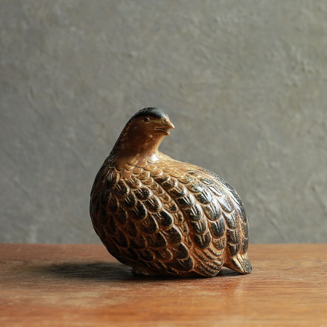 ぽってりとした、味わい深い陶器の鳥（大）