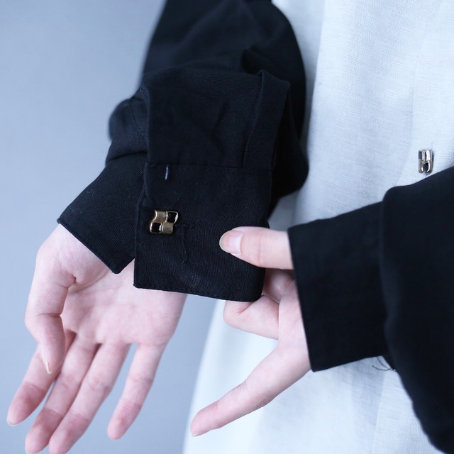 "black×white" bi-color switching and design button loose shirt