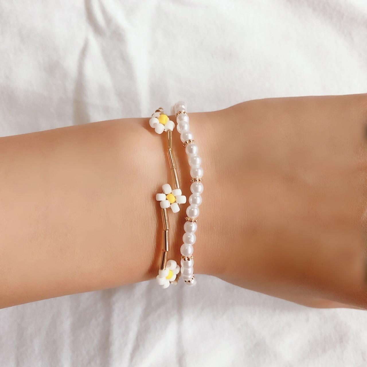 韓国アクセサリー ビーズブレスレット ゴールド×ホワイトフラワー | Makana 