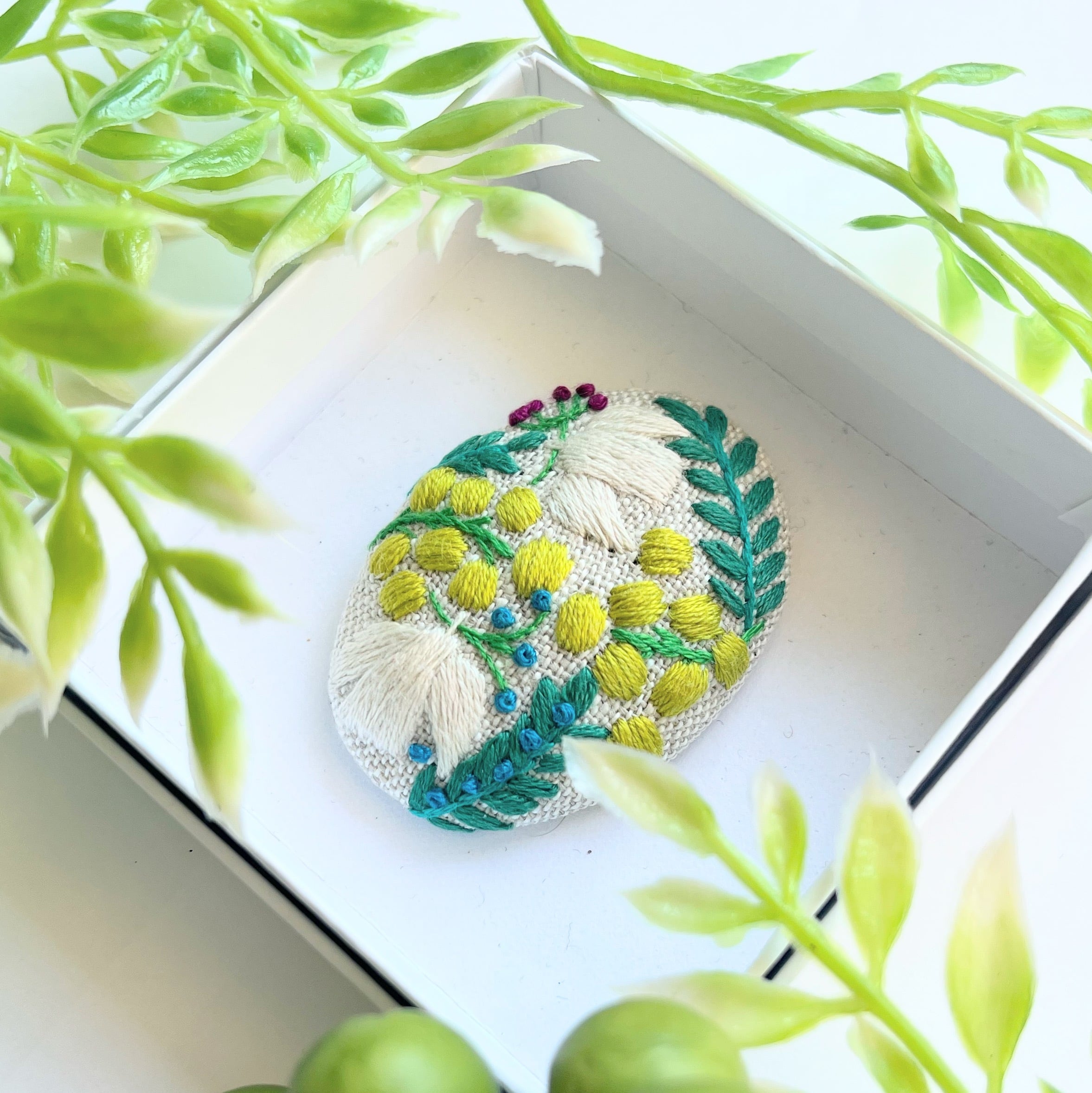 北欧風ことりとミモザの刺繍ブローチ【hokuo】#351 | j.couture