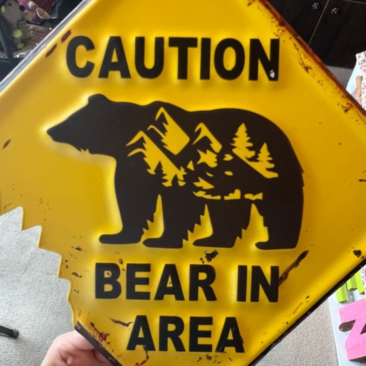 American Classic Embossed Tin Sign　 CAUTION BEAR IN AREA　アメリカンクラシックエンボスサインプレート　この付近にクマが出没します　クマ　bear　くま　熊　サインプレート