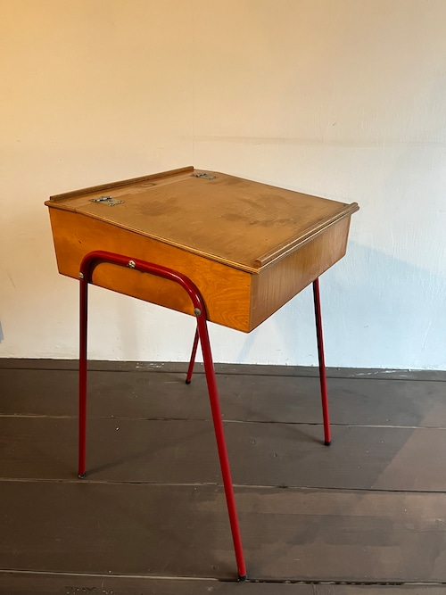 Child desk