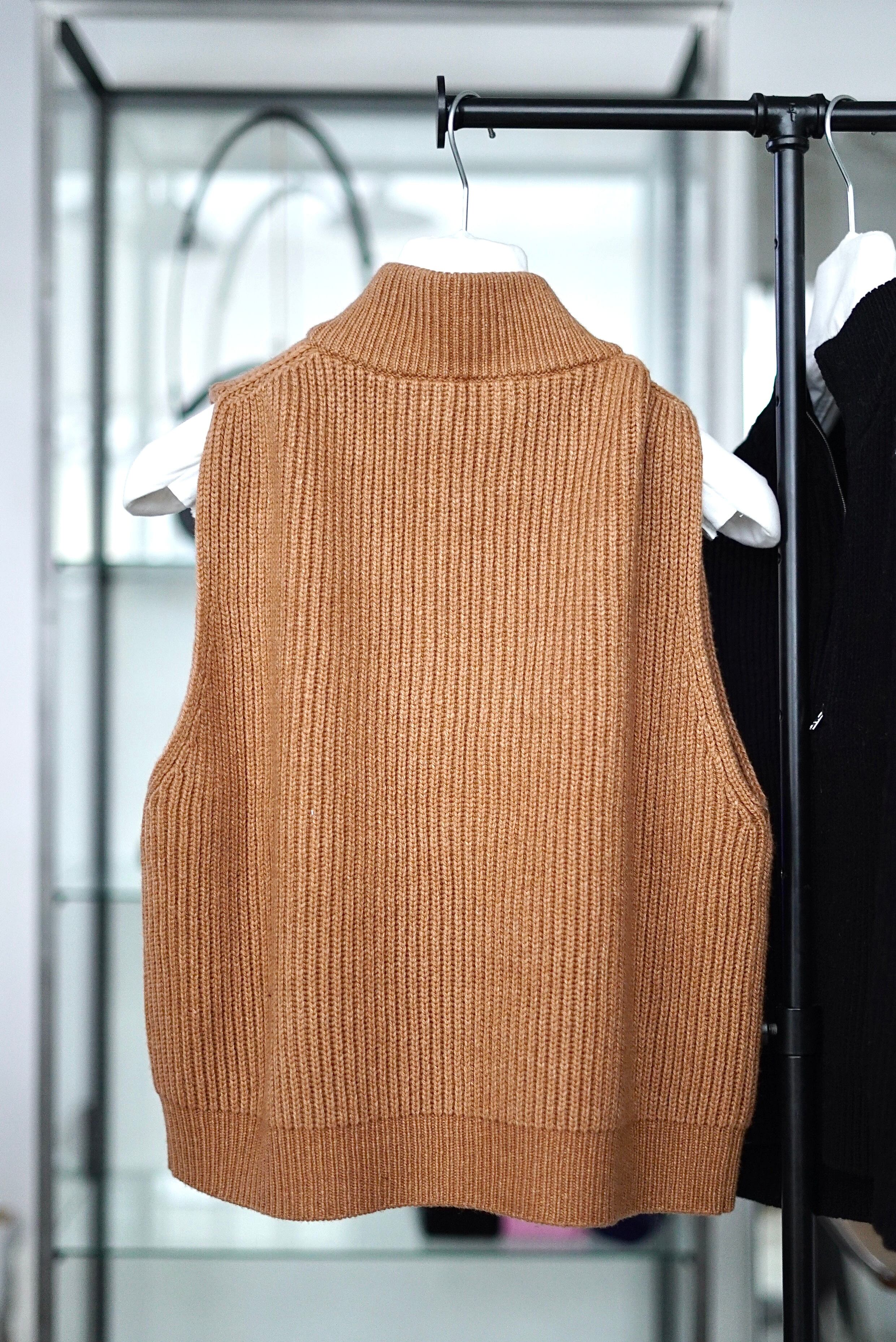 HYKE / RIBBED KNIT WOOL VEST (BLACK,CHARCOAL, CAMEL) | JUQUI Online