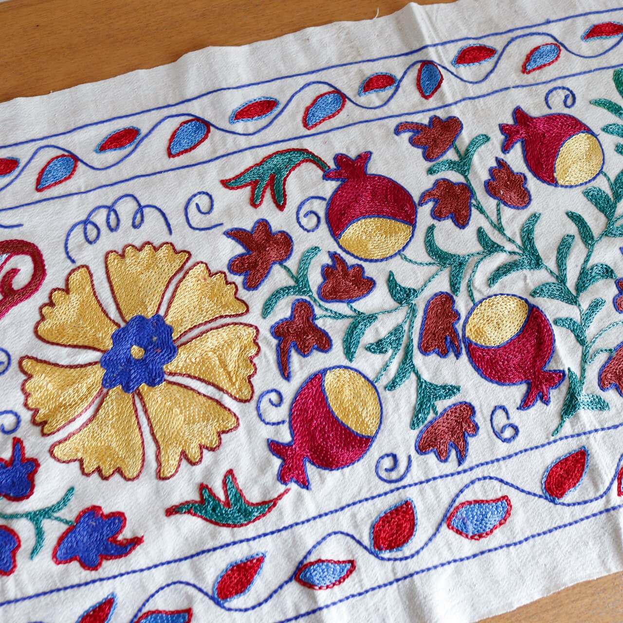 1点もの】スザニ刺繍 タペストリー イエロー ブルー レッド 系 ザクロ