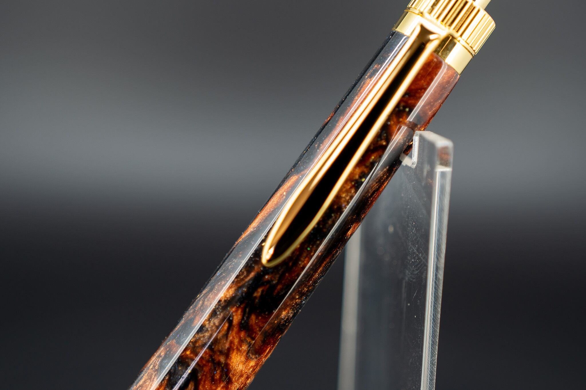 魅惑の黒い紋様】黒柿 孔雀杢 ツイスト消しゴム | 木軸ペン工房 金杢犀