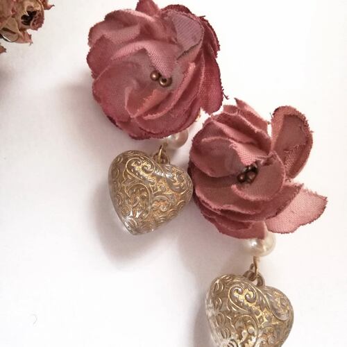 ドライフラワーみたいな布花の薔薇とハートビーズのイヤリング