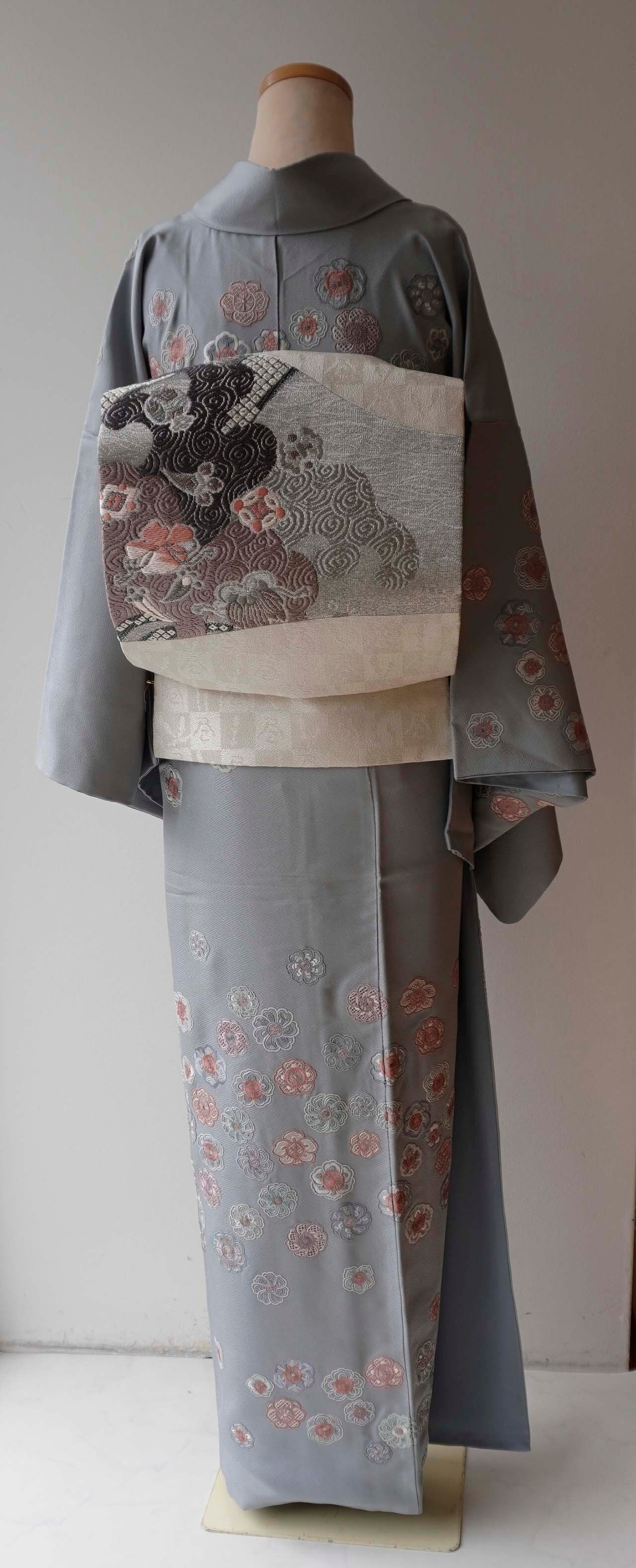 511mh73,511my6☆付下げ 紬地 ややふくよかサイズ 枝に葉 抽象柄 袷】藍鼠地 花刺繍文 附け下げ | 大山キモノ・ちぇらうなぼるた