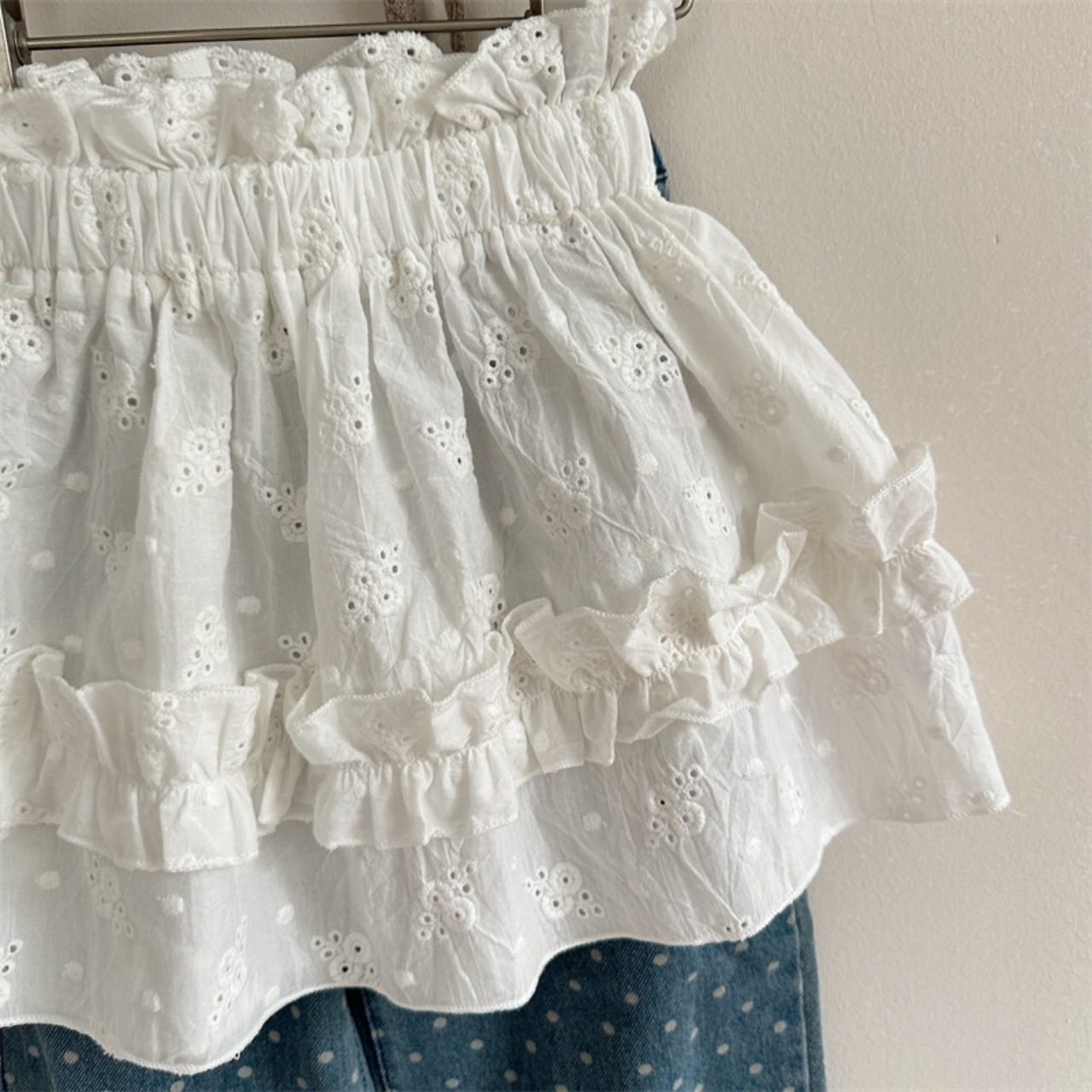 秋刺しゅうフリル重ねられるスカート