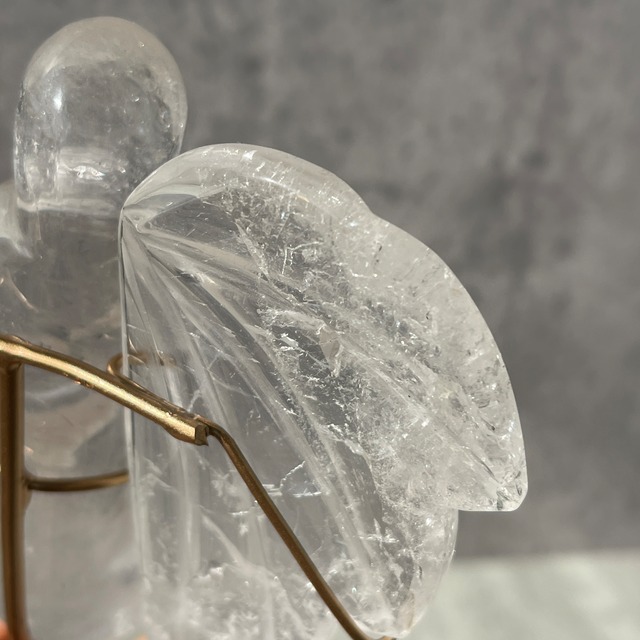 ブラジル・ゴイーア州 クリスタリーナ産 クリアクォーツ エンジェル 彫刻｜スタンド付き