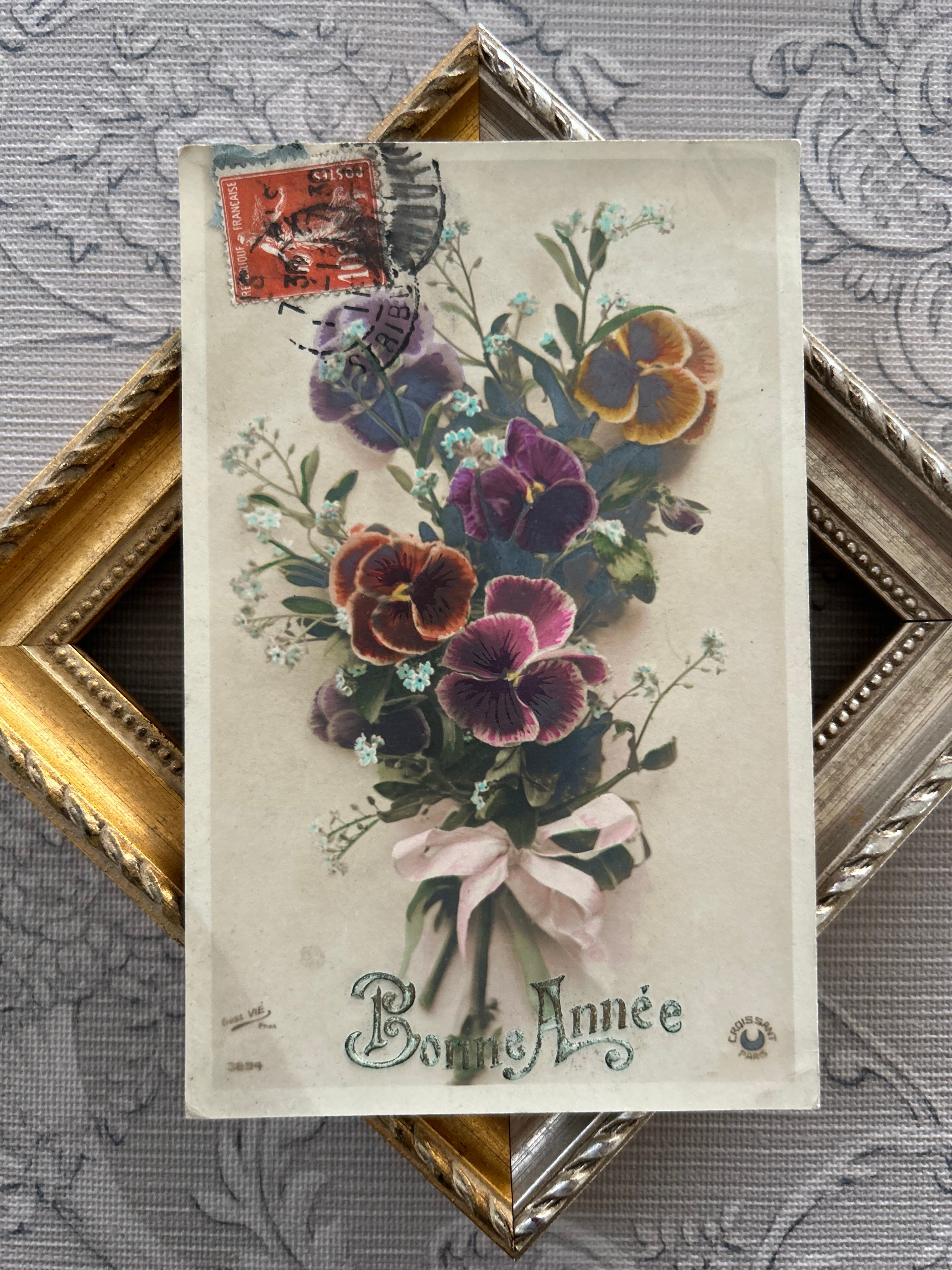 アンティークポストカード パンジーと勿忘草のブーケ Pansy Ruban リボンエンボス Bonne Annee 額装 インテリア フランス