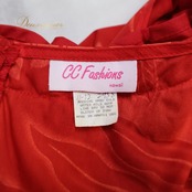 フラダンス 衣装 ワンピース ドレス CC Fashions レッド系 ハワイ製 ノースリーブ フリル ワントーン モンステラ柄 プルメリア柄 かわいい 華やか 鮮やか 明るい ハワイアン アロハ ハワイアンプリント フラ ダンス レッスン 練習 上品