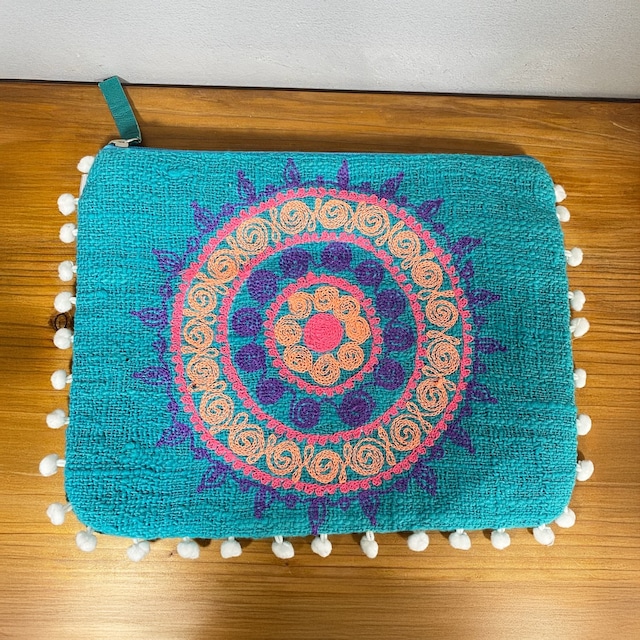 ネオンカラー刺繡ブルーポーチポンポン付き