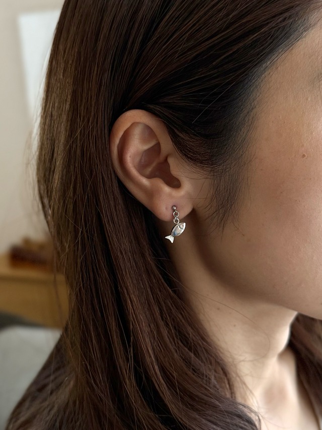 Finley swinging pierced earrings | fish | silver925