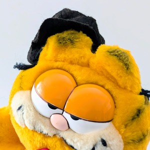☆ VINTAGE 1980年代初期 ☆【 Garfield ( ガーフィールド ) 】『 ガーフィールド キャスケット&蝶ネクタイ』ぬいぐるみ / プラッシュ / plush / 1980年代年製 〚アメリカン雑貨 アメトイ〛