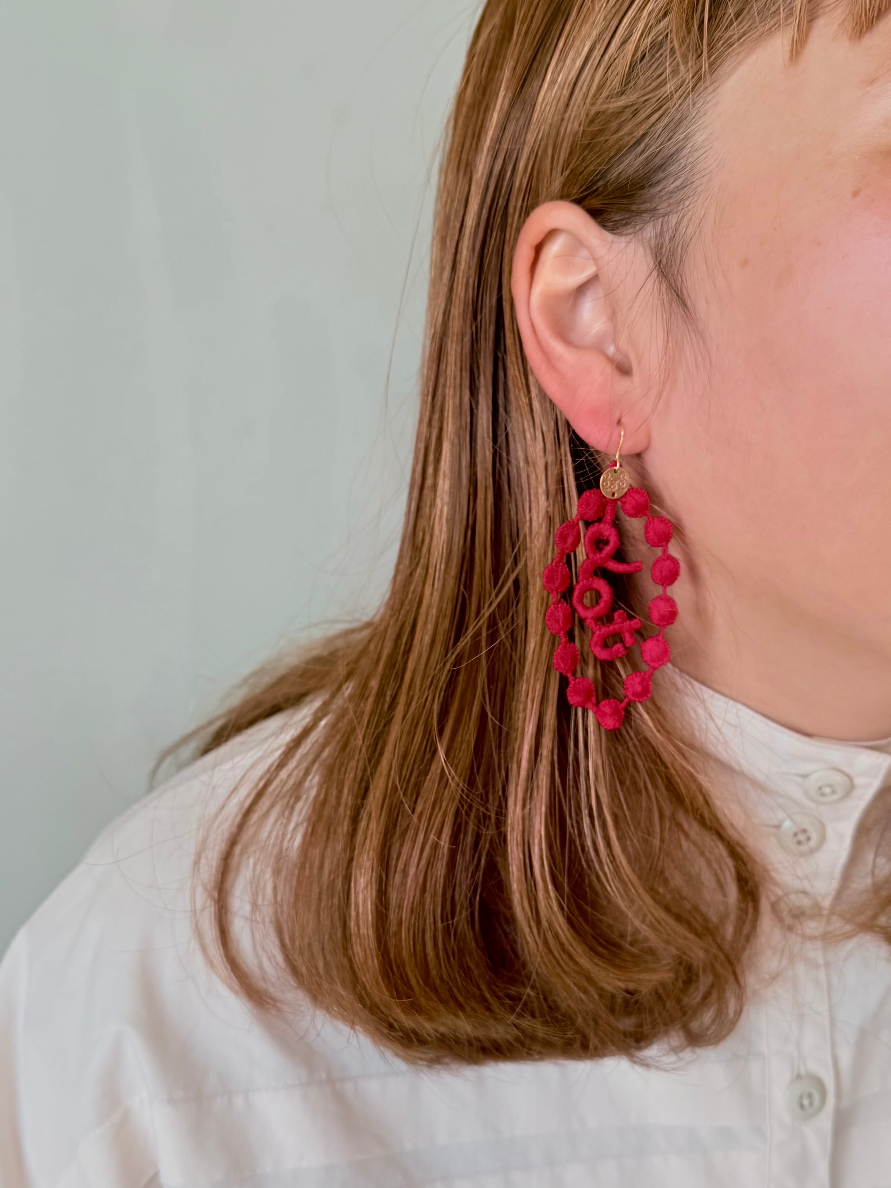 刺繍作家 suumi 様 片耳ピアス ハンドメイド マリーの耳飾り オペラレッド レースのピアス片耳飾り | dottodot-works