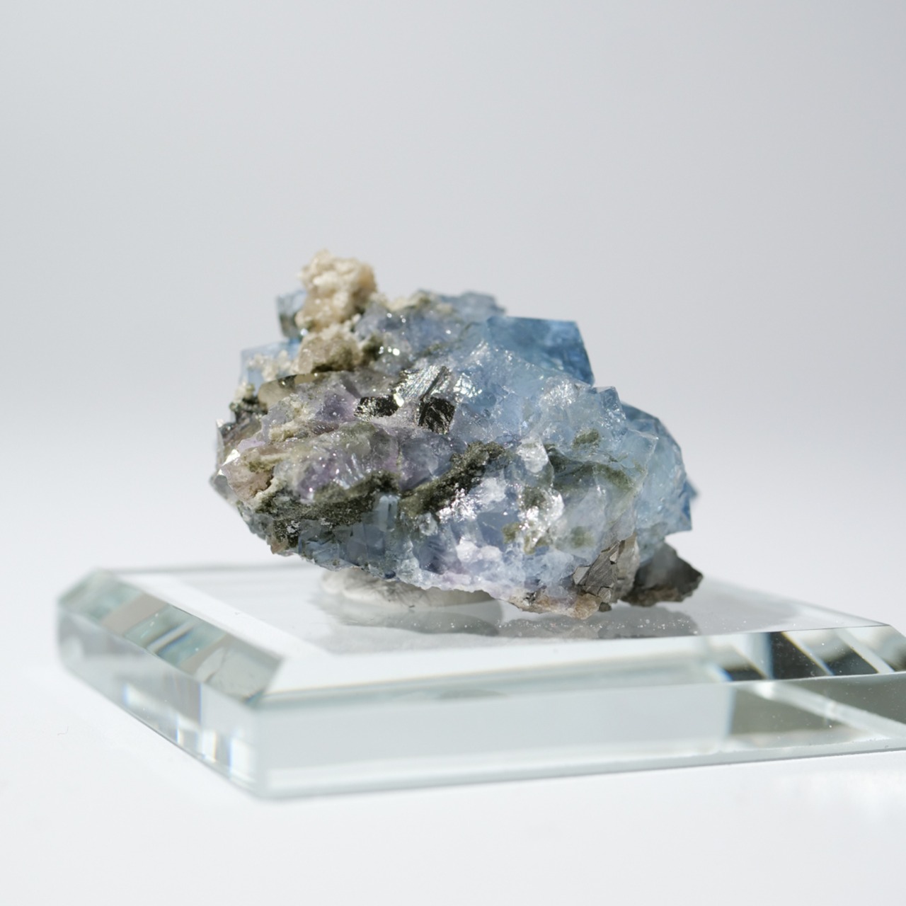 ヤオガンシャン産 フローライト 共生 / 原石 標本