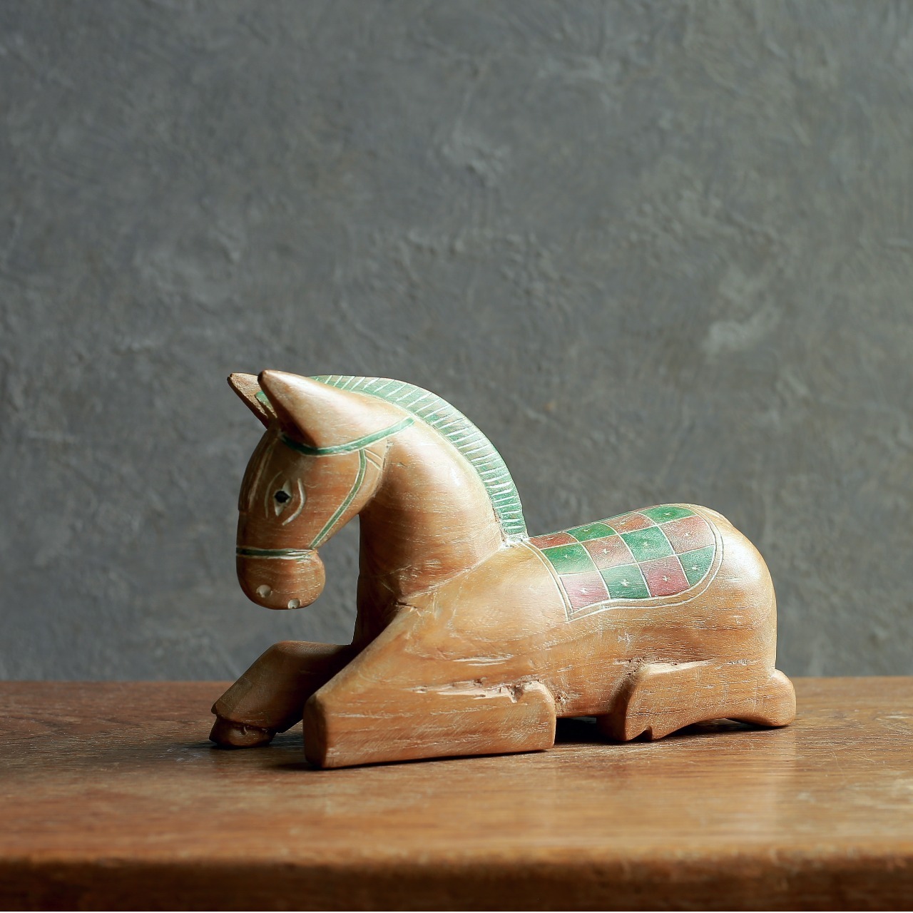 ちょっと一休みする、鮮やかな色味の馬 1｜木彫り 馬 ヴィンテージ置物