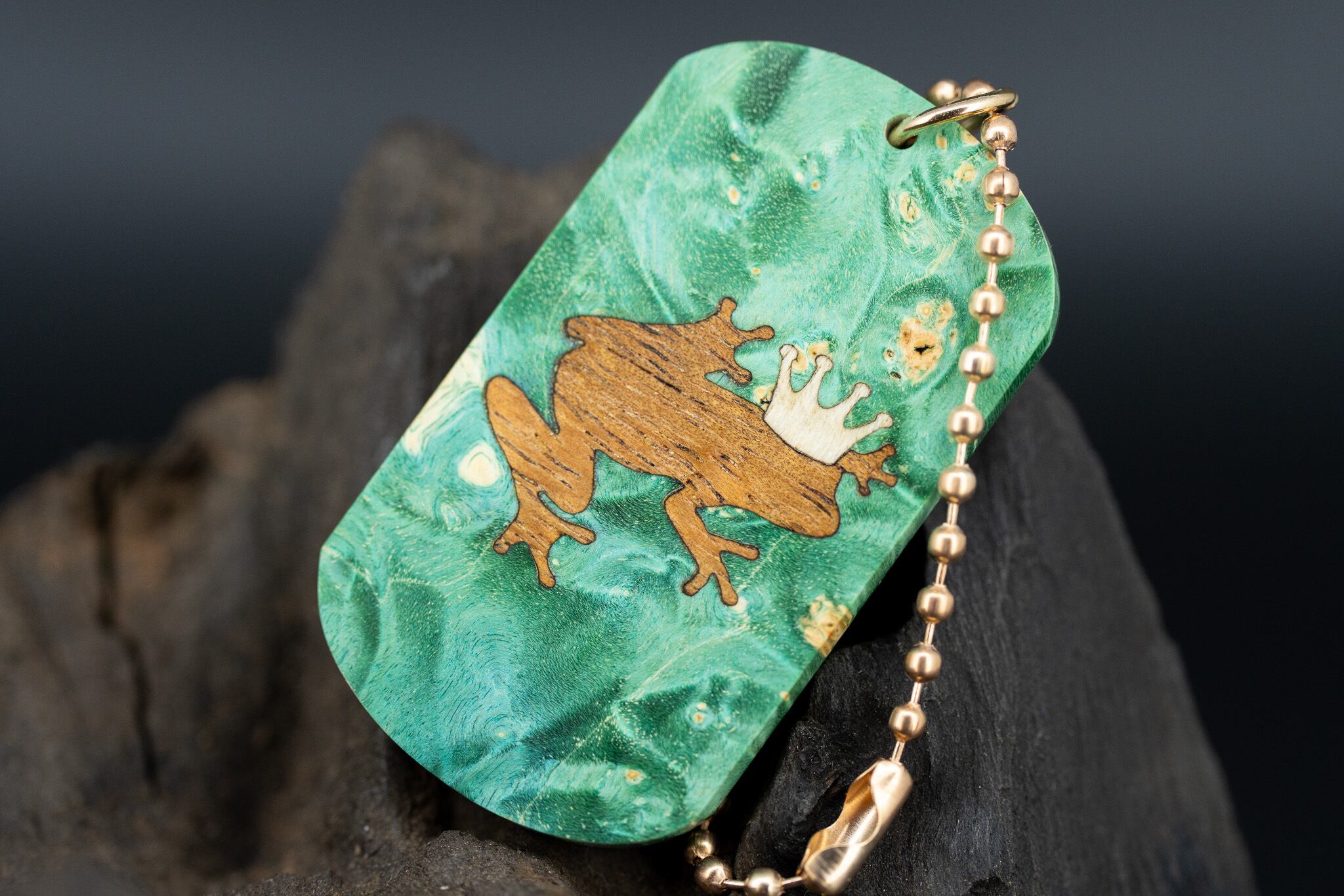 【カナダの象徴】ハードメープル瘤 スタビライズウッド ドッグタグ 象嵌 カエルの王様