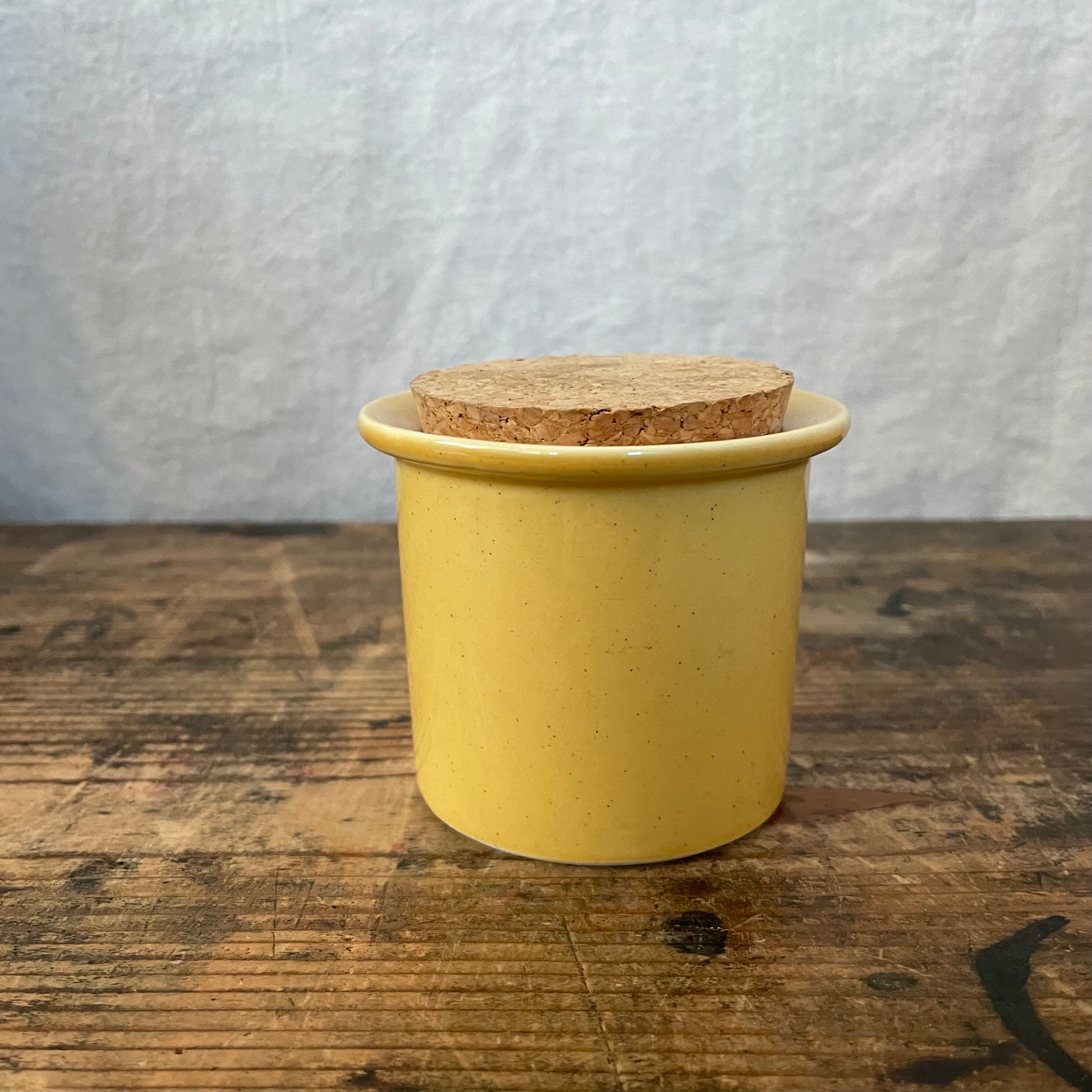 黄色のスパイスボトル