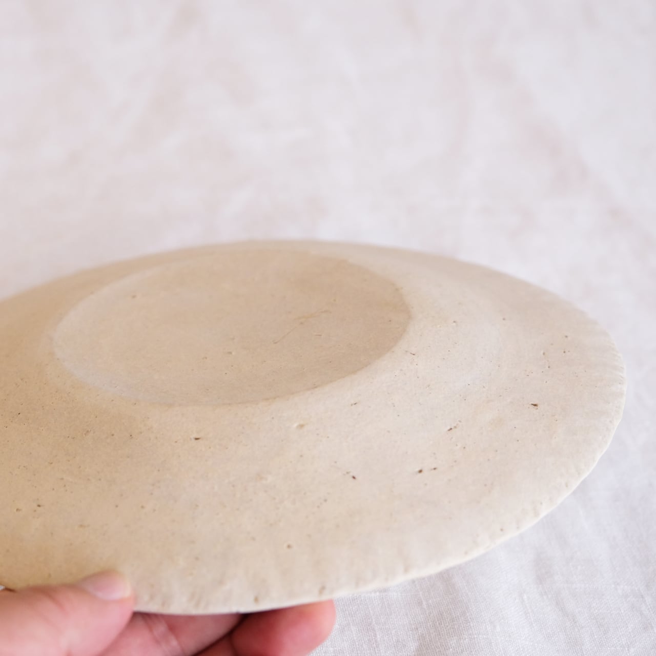 高田かえ 白土リム皿 no.36 | les trois entrepôts / レ トロワ