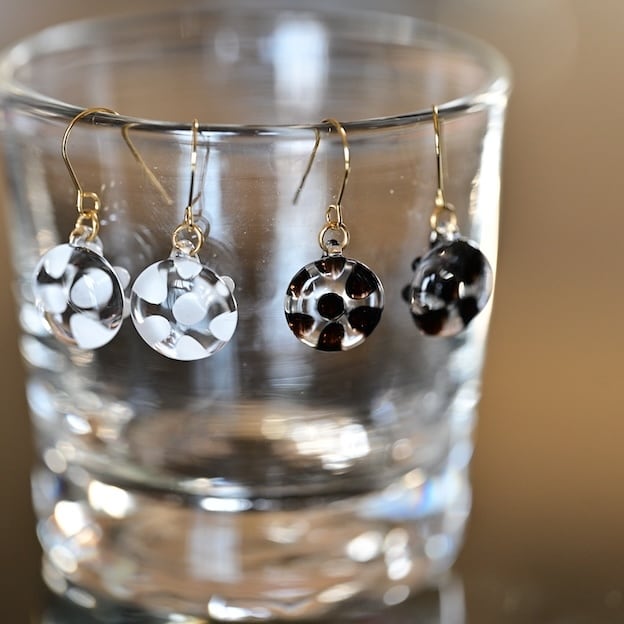 namiumi ガラスのピアス 水玉 / namiumi Glass Earrings – Polka Dot