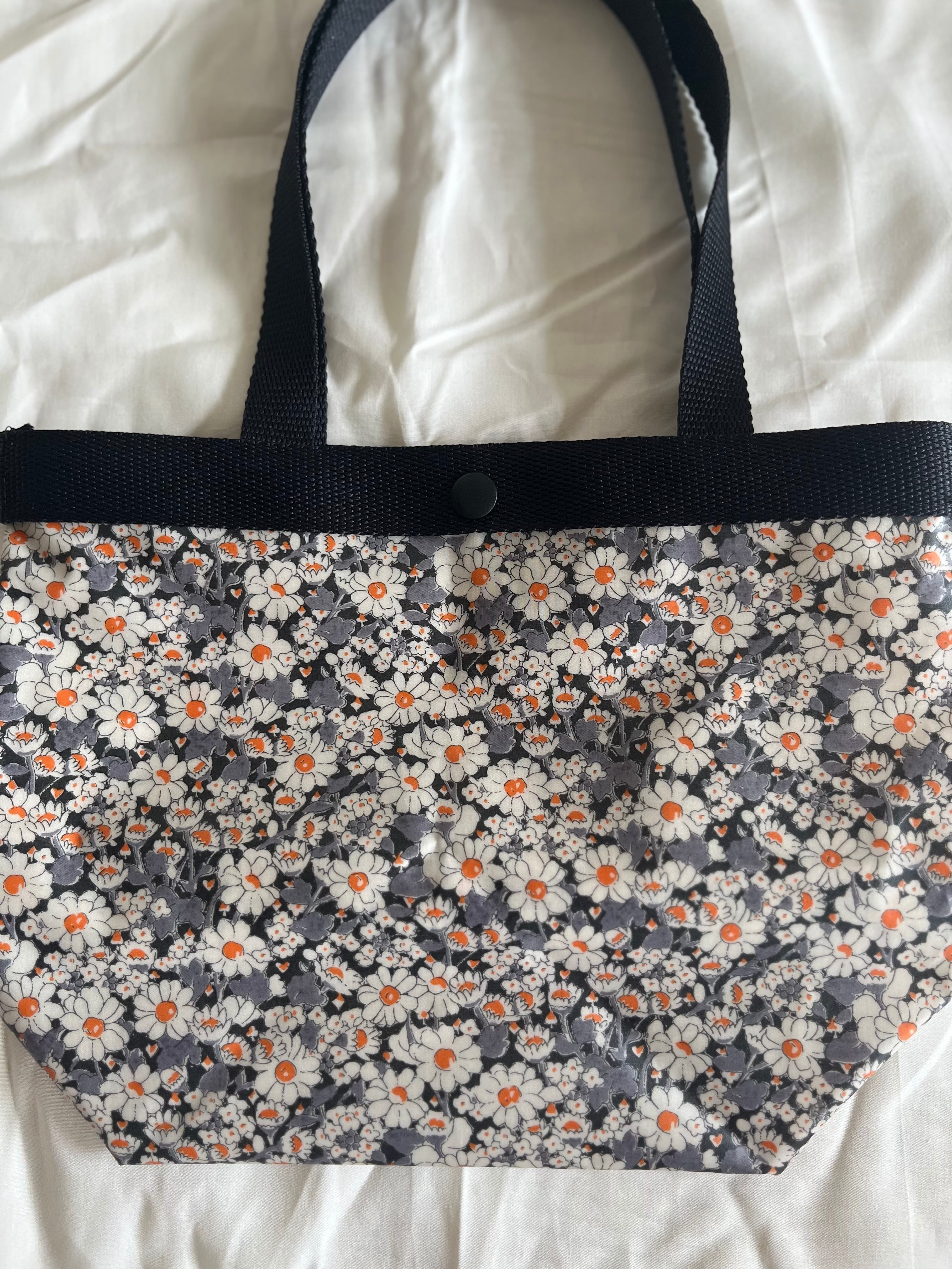 リバティ ラミネート生地のトートバッグ