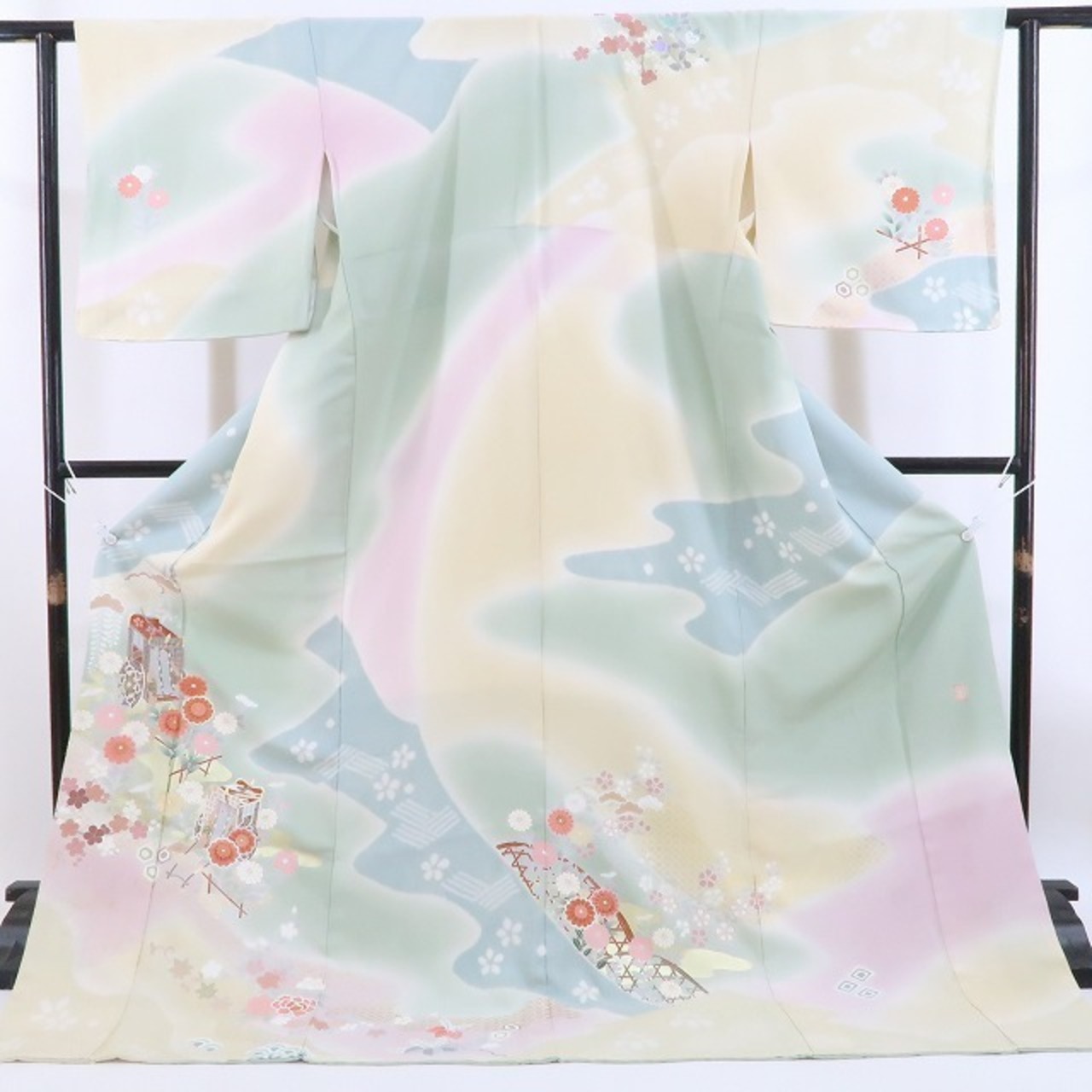 新品 滝泰謹製 金駒刺繍 着物 正絹 仕付け糸付“花や波、御所車の優しく 