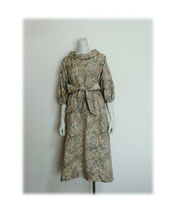 大島紬　ワンピース 479 レトロなロールカラーワンピース 大島紬 ベージュ系 花柄 サッシュ