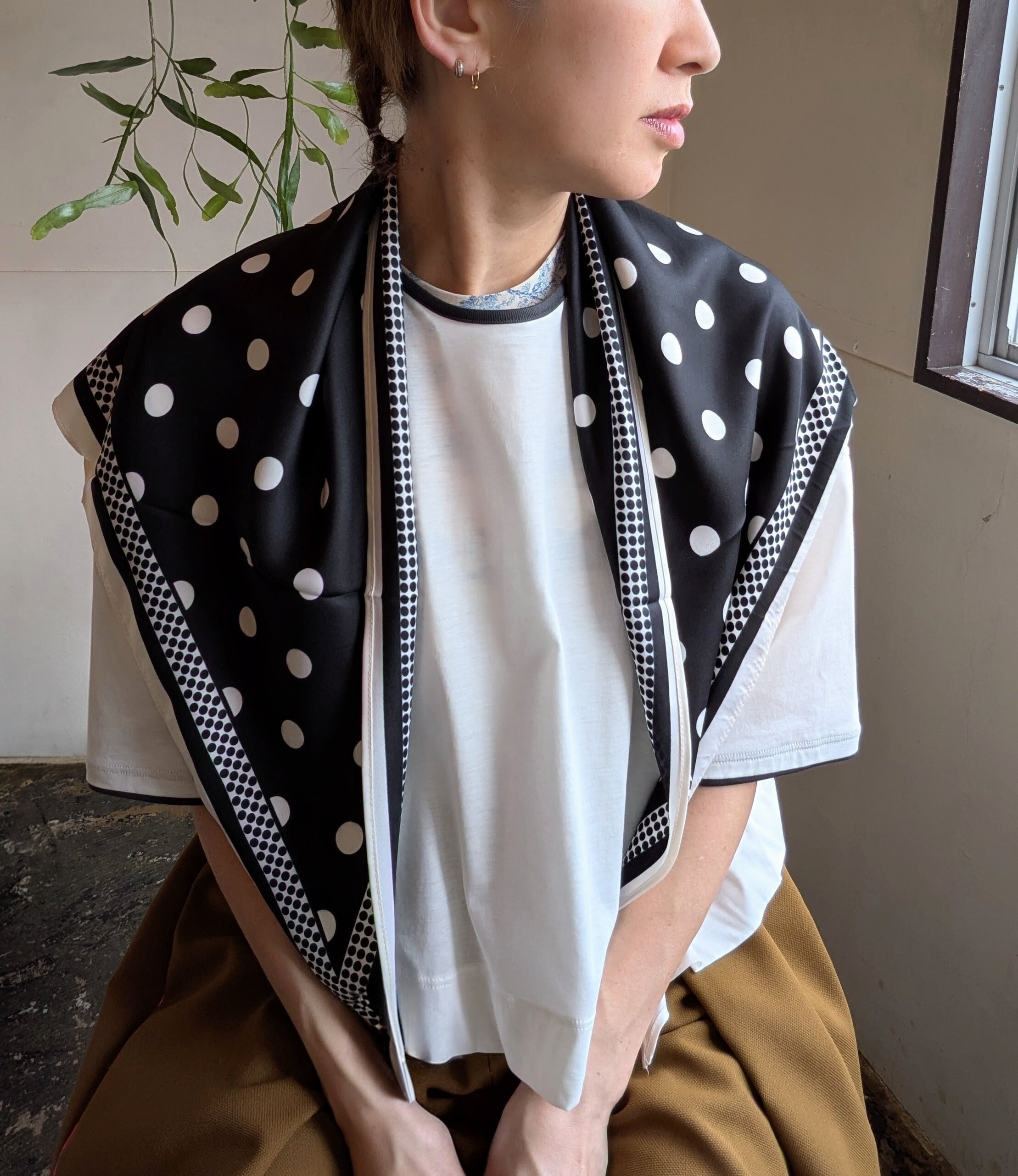三角形シルクタッチスカーフ / BLACK / ダブルドット柄 | 服と雑貨ume