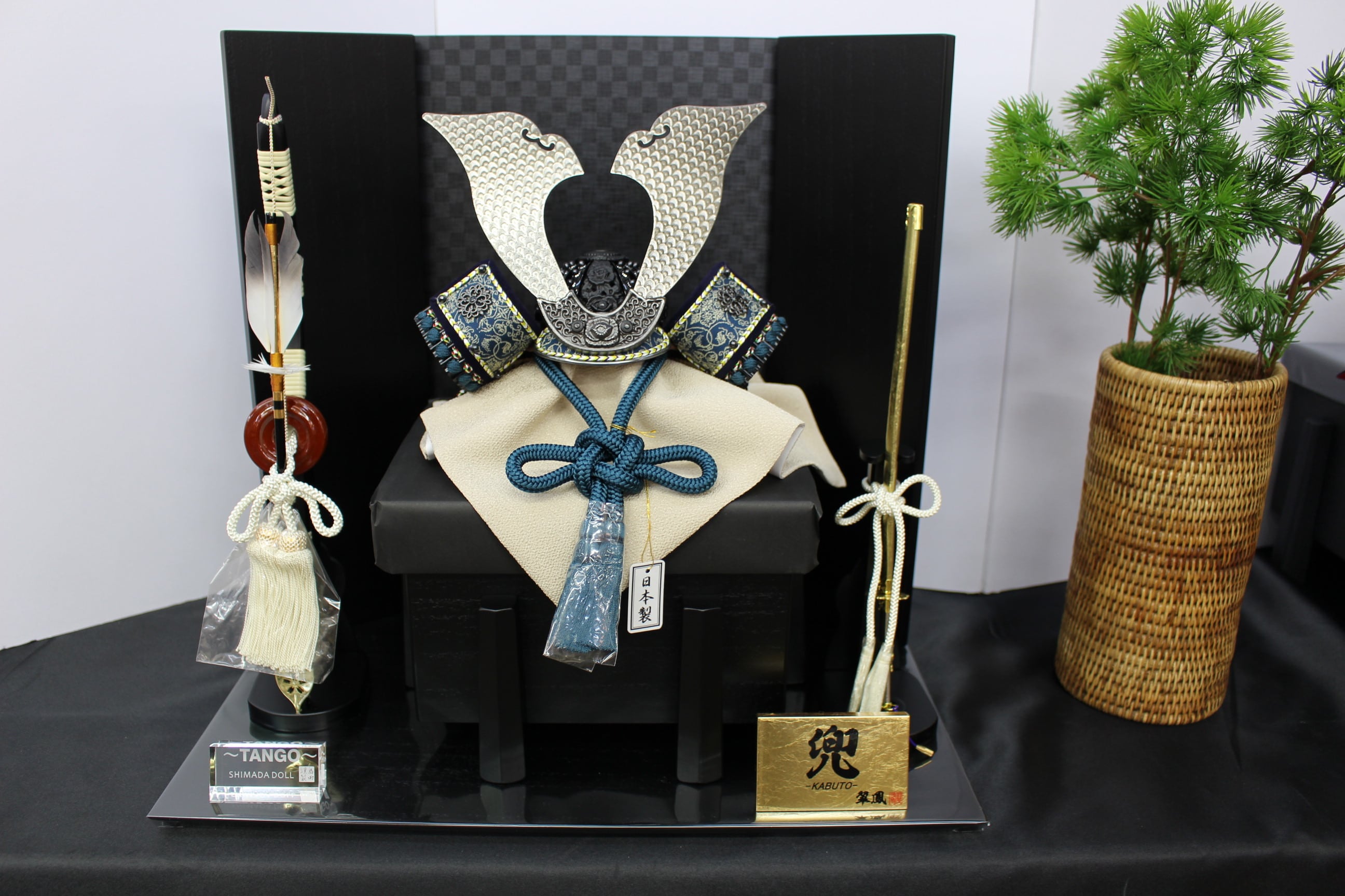 兜飾り 翠鳳「永遠之兜」8号 黒の黒桐 平飾り | SHIMADA DOLL