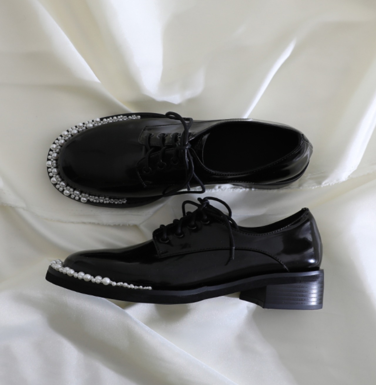 ラウンドトゥレースアップローファー