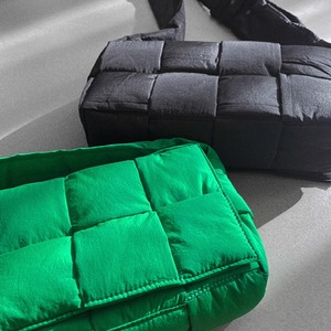 機能性とスタイリッシュさを兼ね備えたボディバッグ　AC001