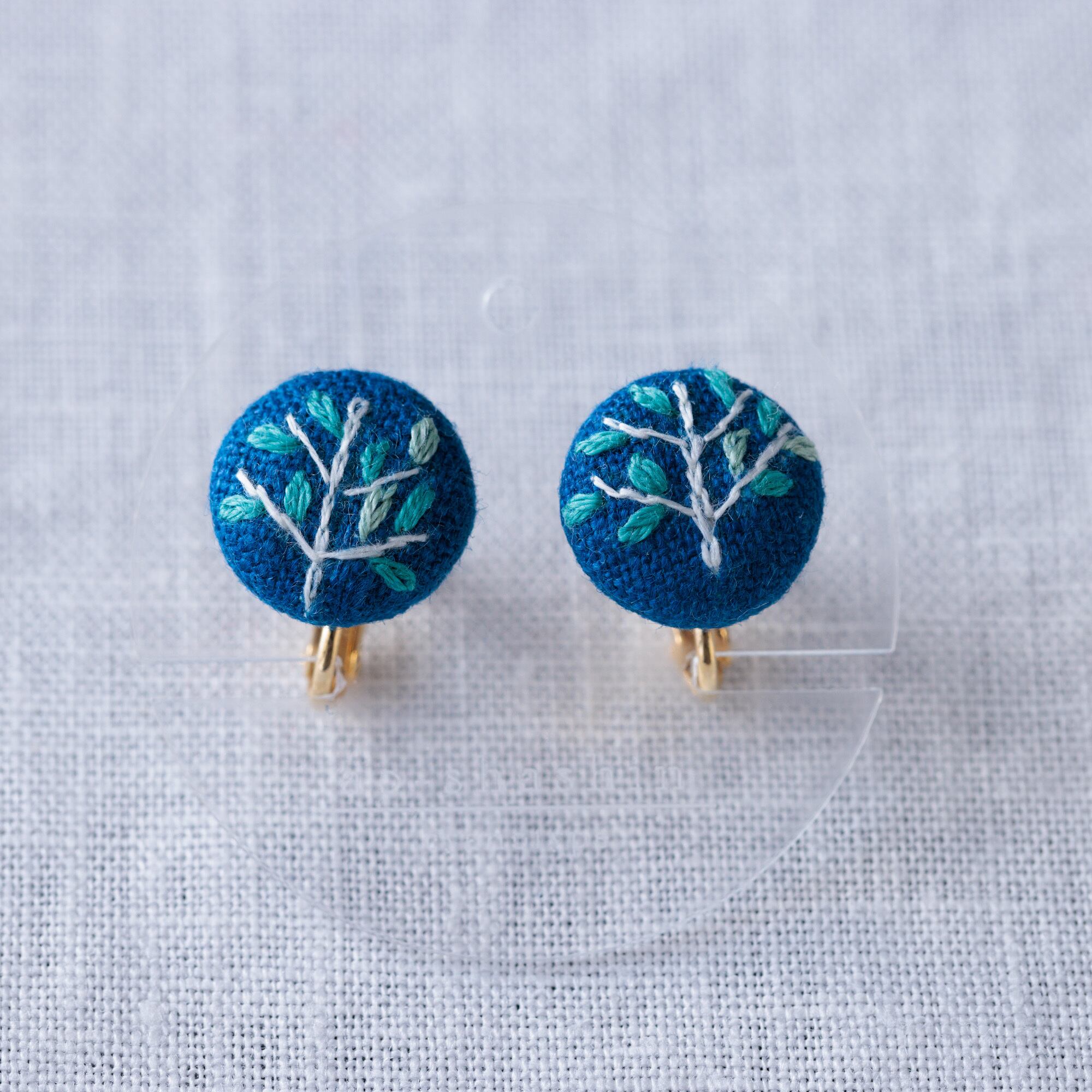 小さな刺繍のイヤリング「木」