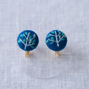 小さな刺繍のイヤリング「木」