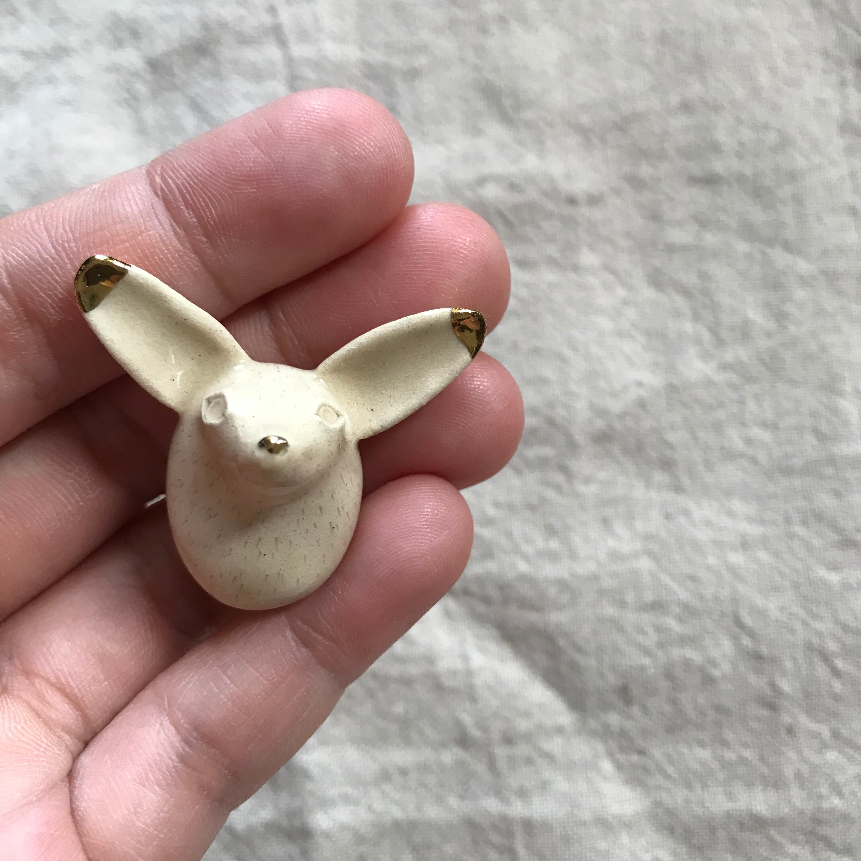 リトアニアの陶器のブローチ4