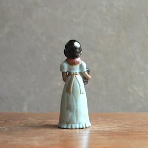 黄色いお花がかわいい、青いドレスのフラワーベース