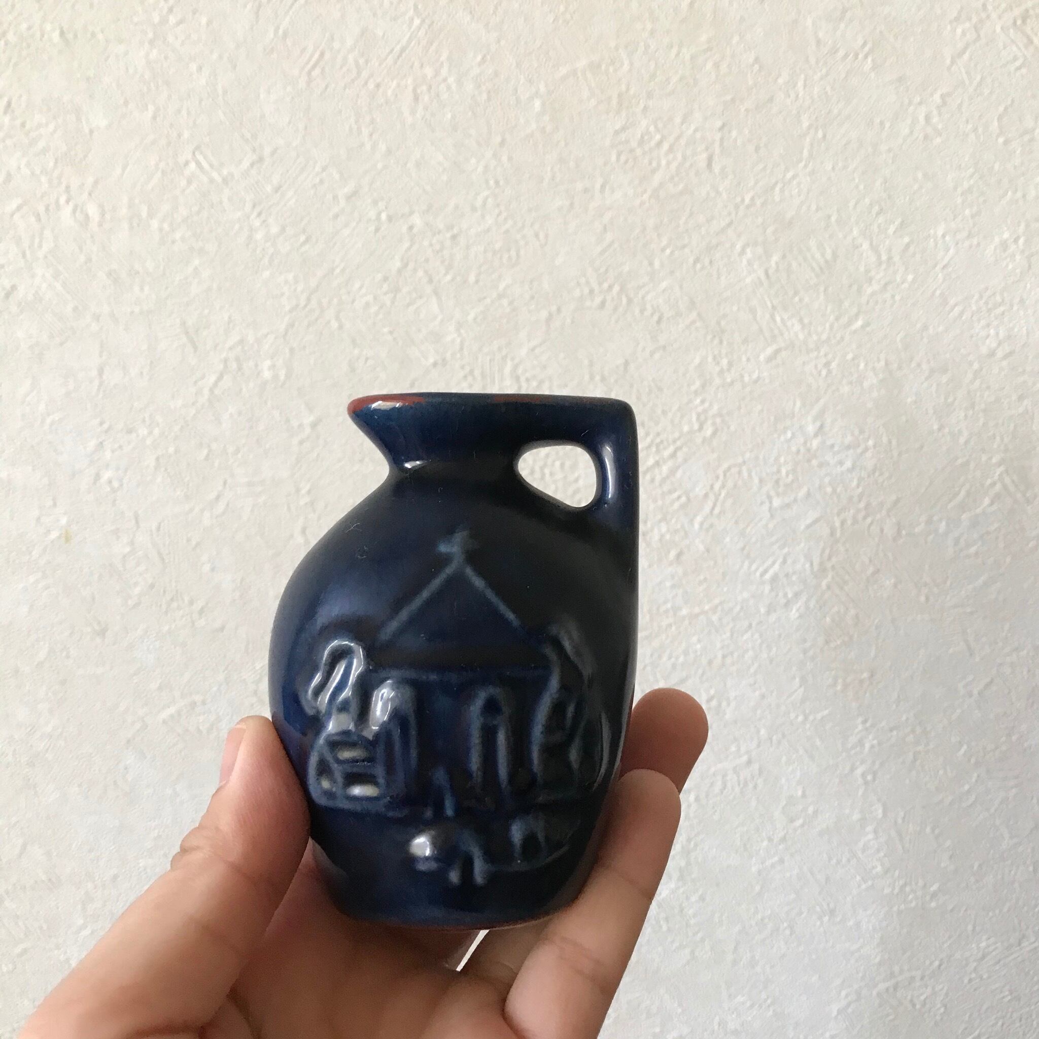 青に建物模様のピッチャー