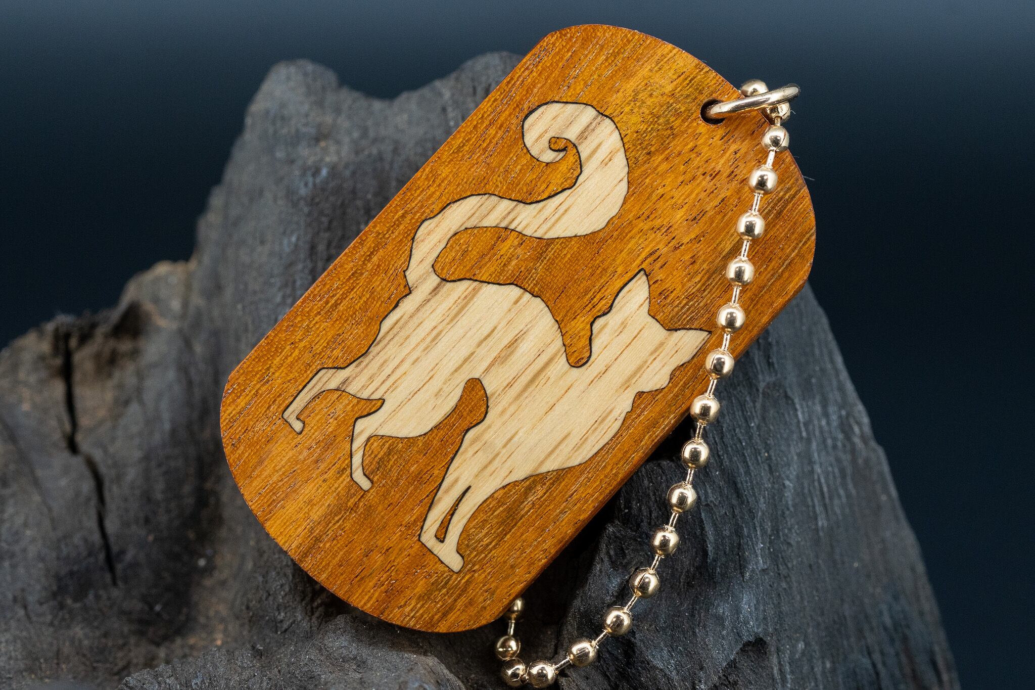 【染色と音楽の源】フェルナンブーコ ドッグタグ 象嵌 探る視線